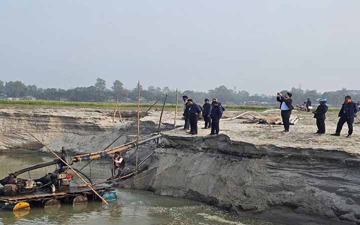 অবৈধভাবে বালু উত্তোলন,তিন  লাখ টাকা জরিমানা